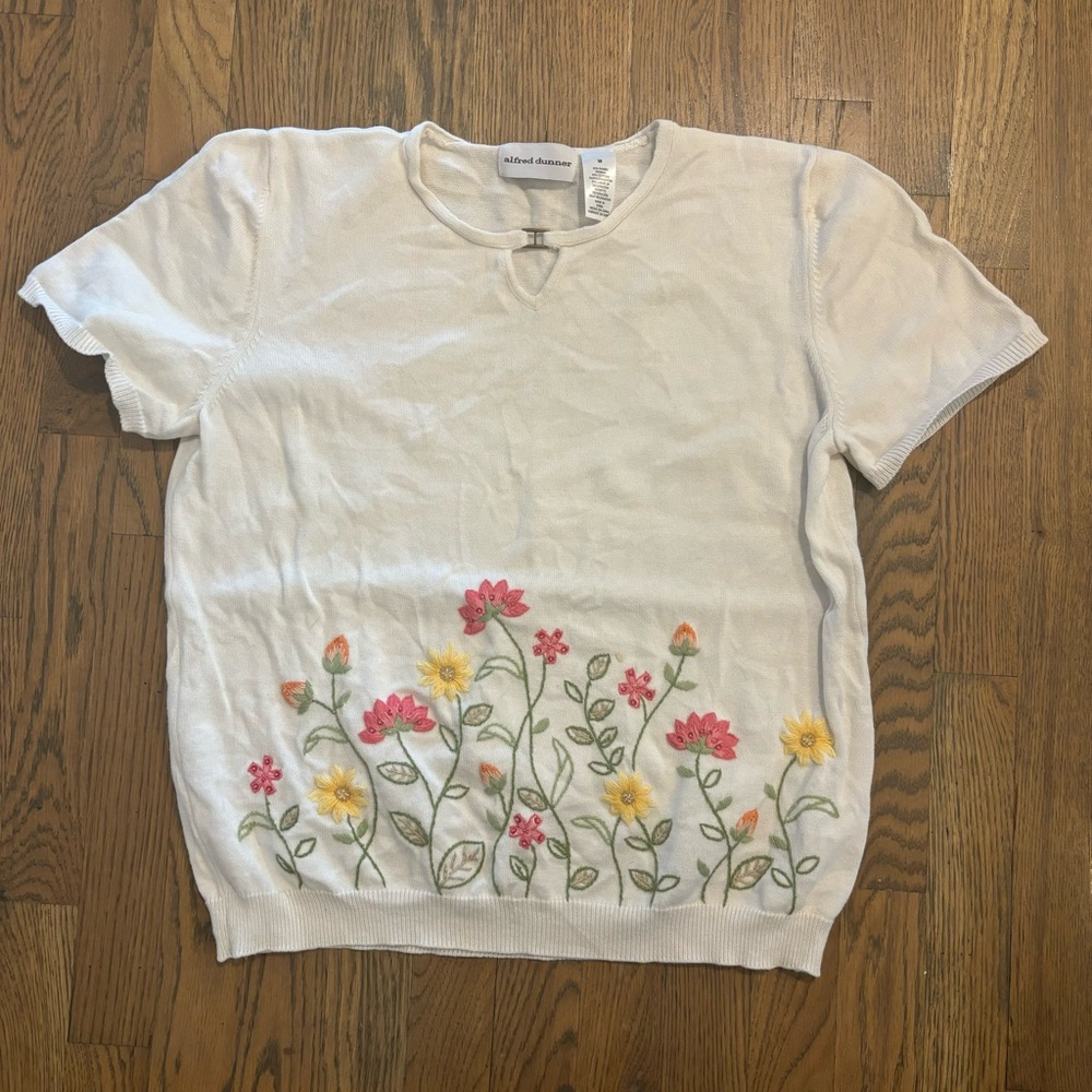 Alfred Dunner Vintage White Floral Beaded Embroidered Screwneck Peakaboo Top
